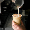 Dobbeltlags pappkrus med 'Jumbo' logo som brukes til å servere en kopp kaffe