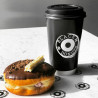 Trykt blank 450 ml dobbeltlags pappkrus med svart lokk med 'Black box donuts' logo