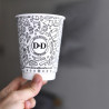 Bio-dobbeltlags pappkrus med 'Dan & Decarlo' logo